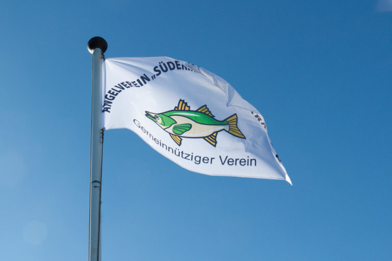 Flagge mit Vereinslogo